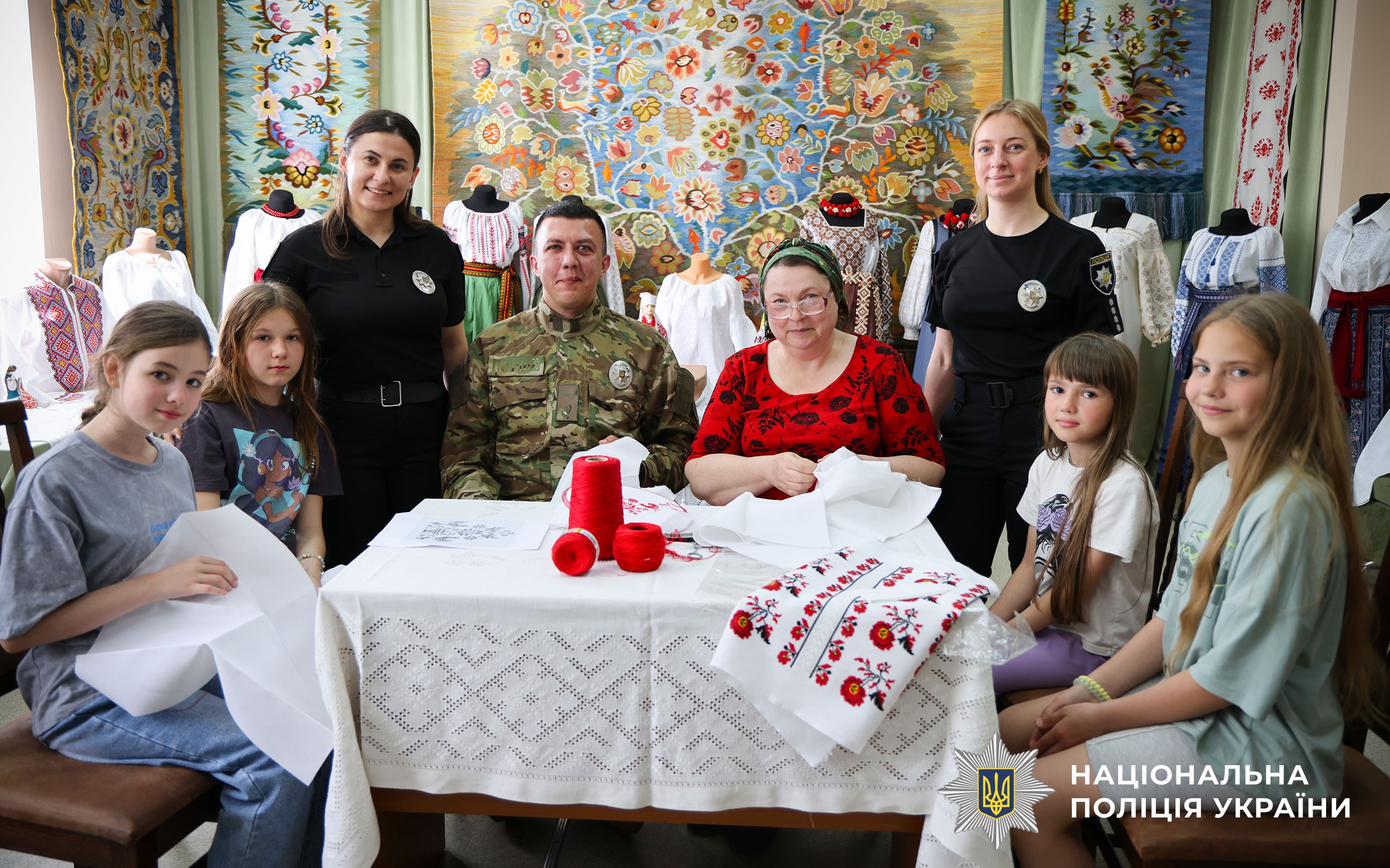 Поліцейські та діти займаються вишиванням 