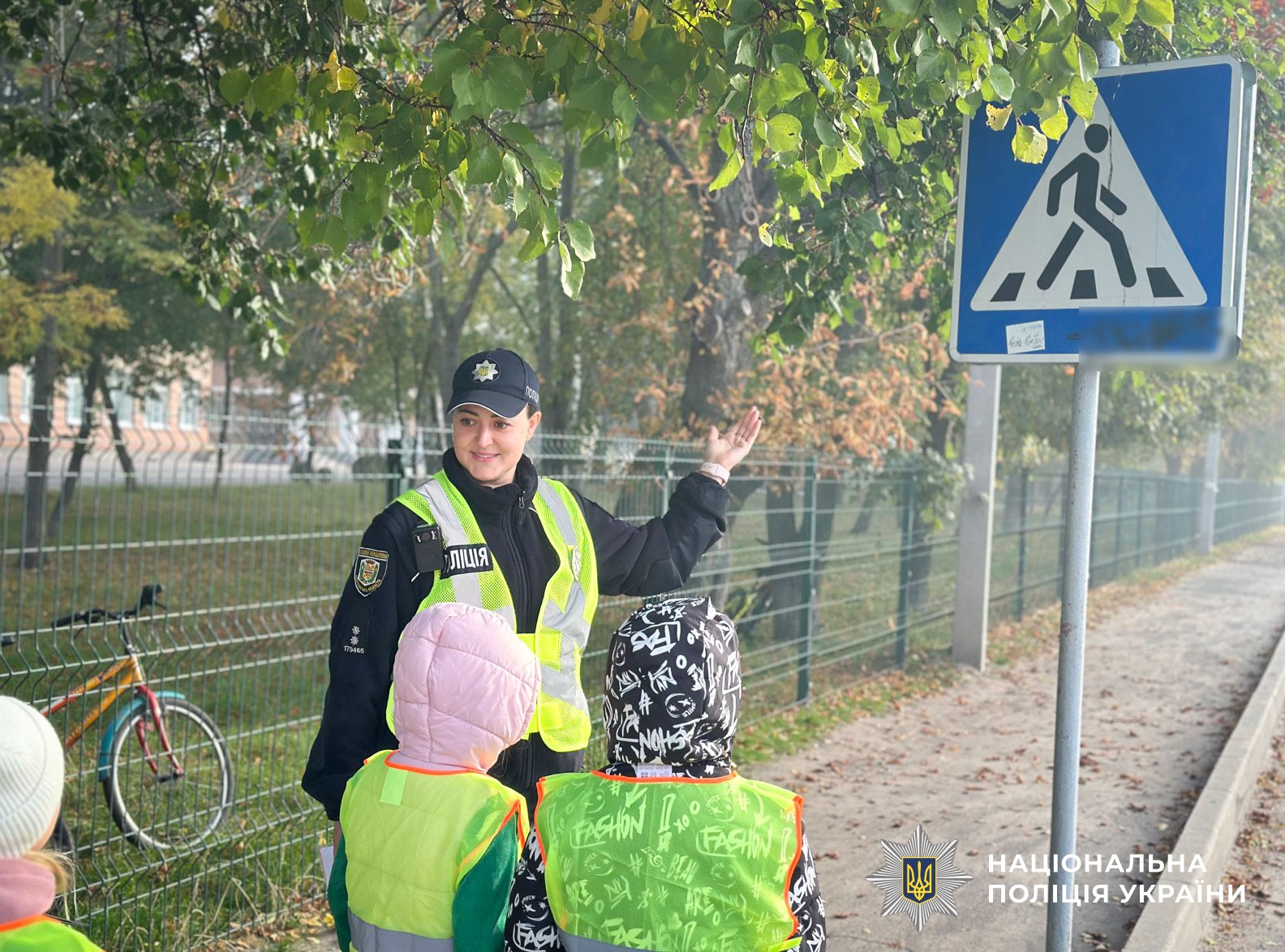 поліцейська проводить урок для дітей