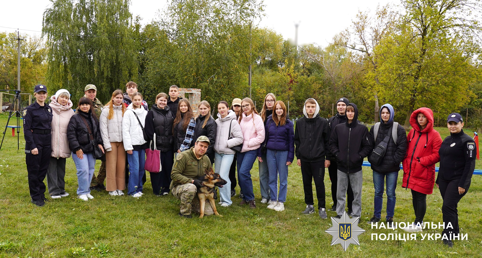 Діти на екскурсії в кінологічному центрі
