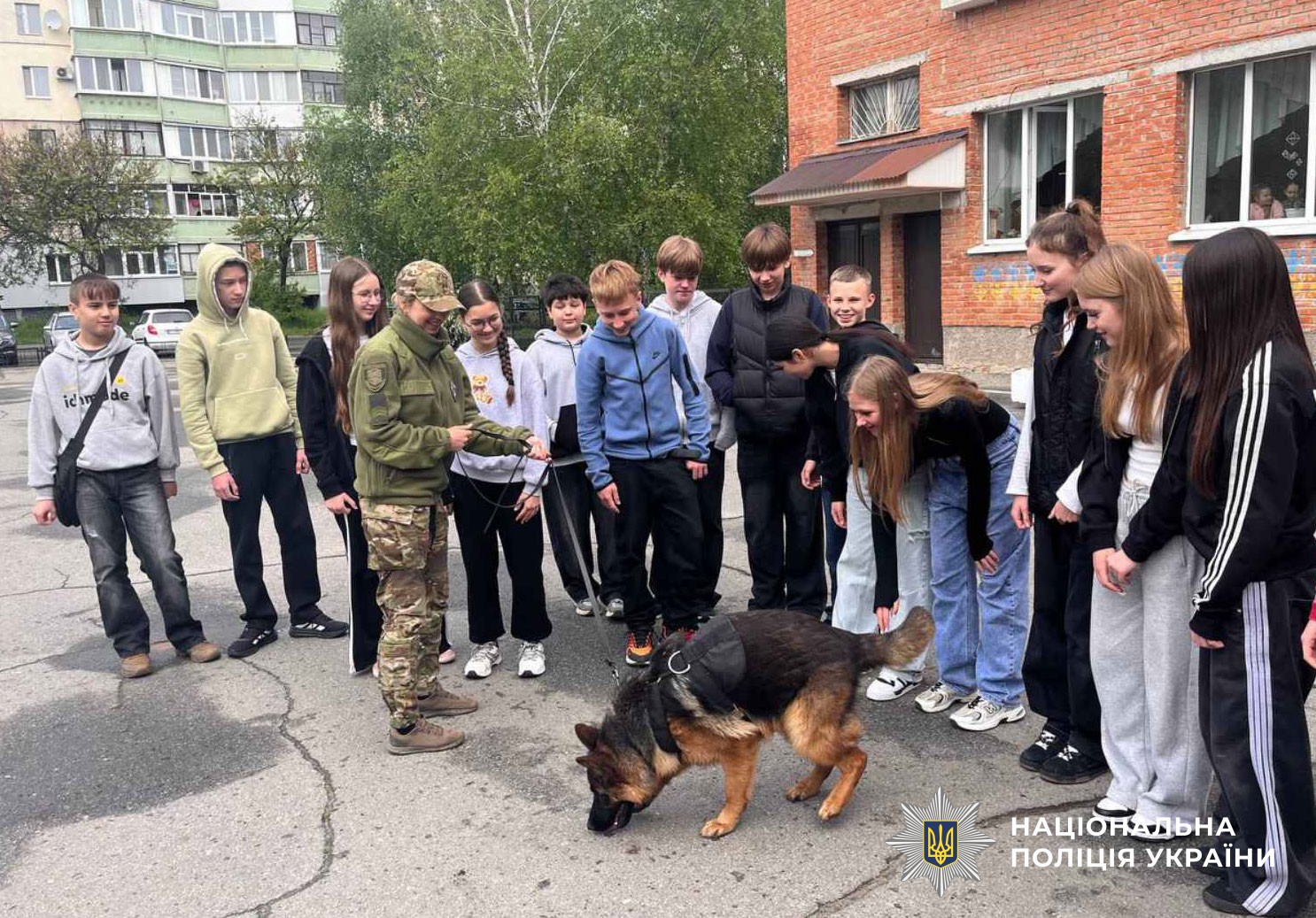 Поліцейські спілкуються з дітьми про безпеку
