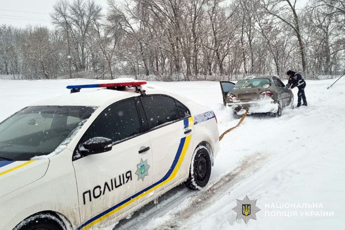 Поліцейські допомагають водіям на дорозі