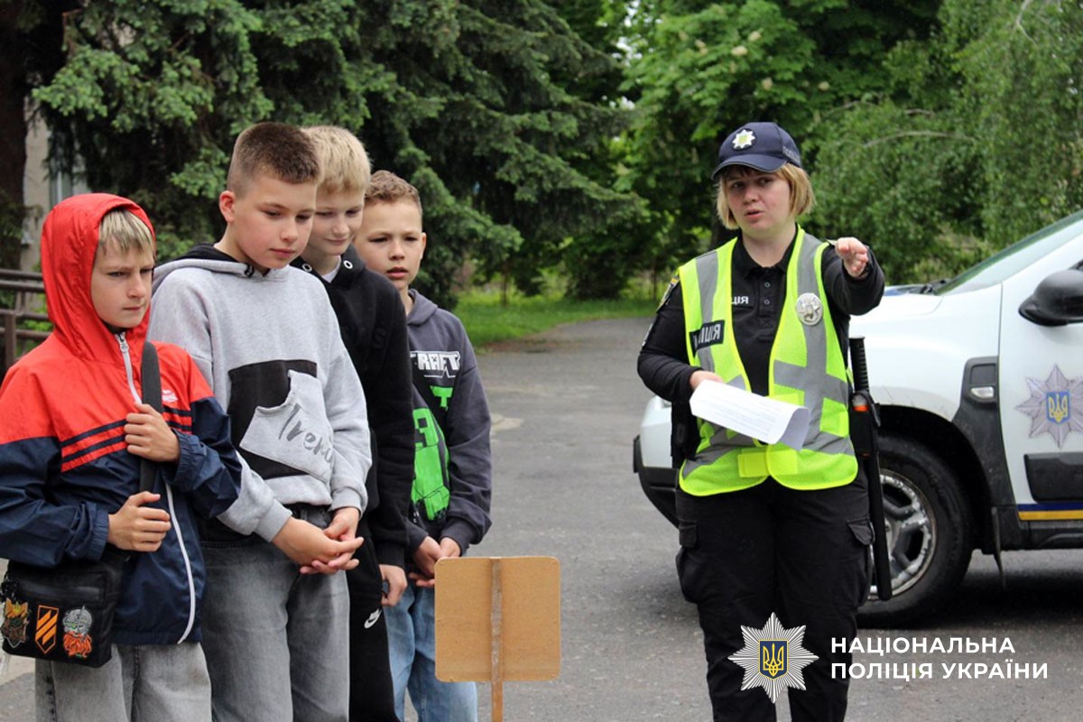 Поліцейські Миргородщини навчали школярів правил безпечної поведінки на дорозі