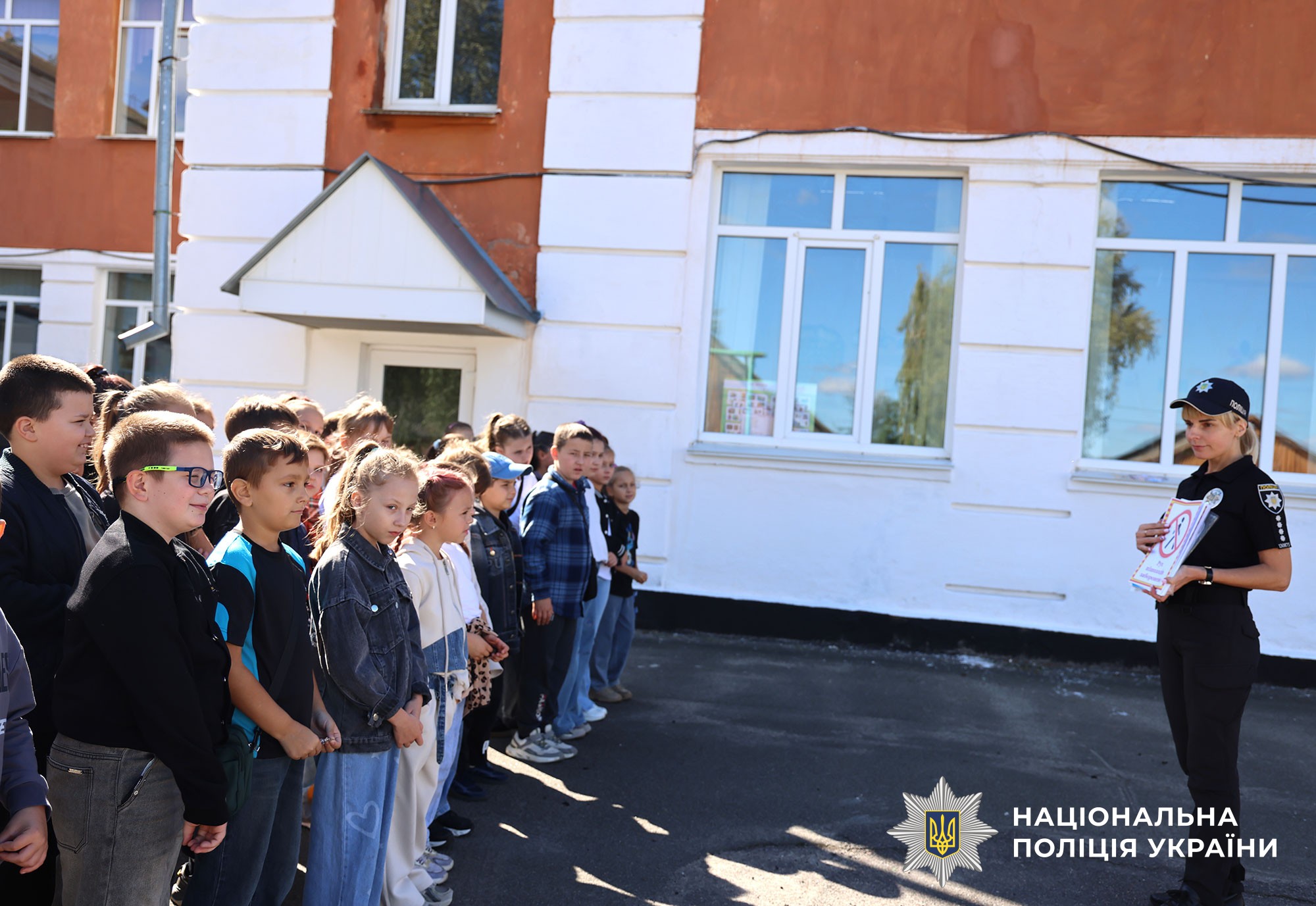 поліцейські навчають дітей правил дорожнього руху