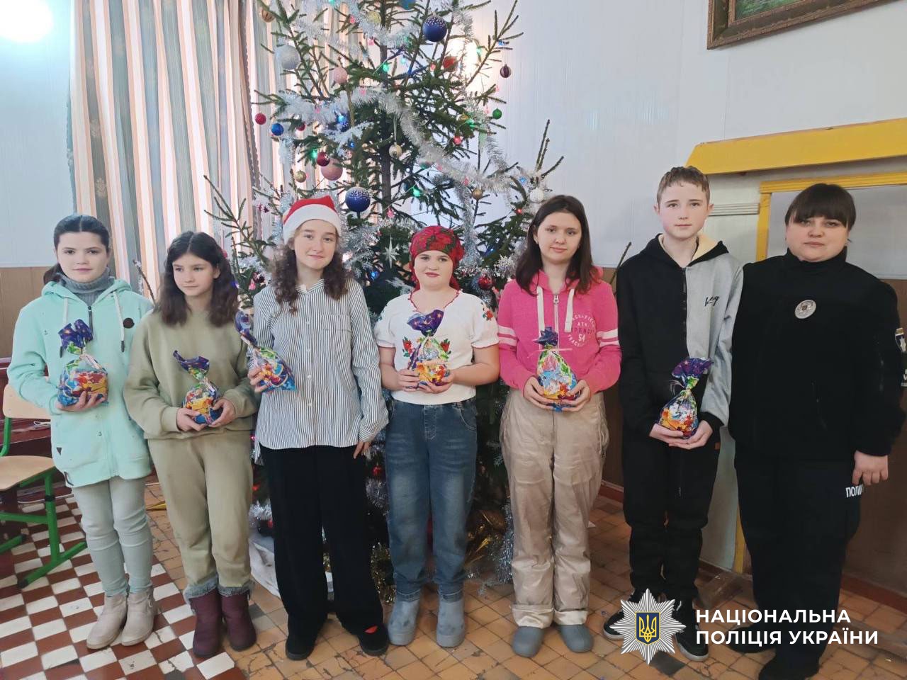 Поліцейська з дітьми проводить заняття