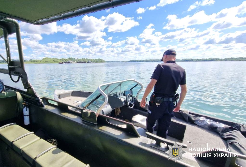 поліцейські працюють на водоймах