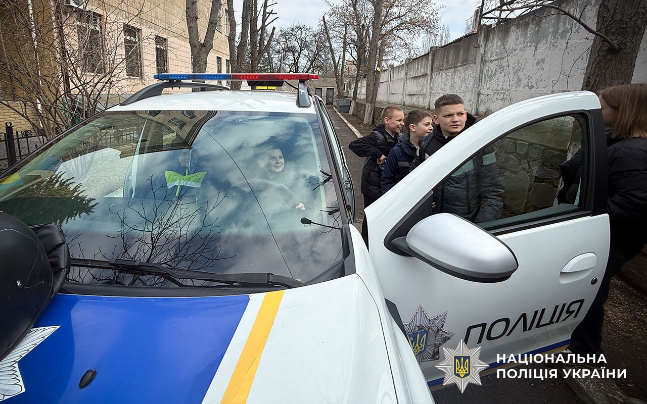 У Кременчуці поліцейські знайомили учасників молодіжного проєкту з професією та навчали правил безпечної поведінки в умовах воєнного стану