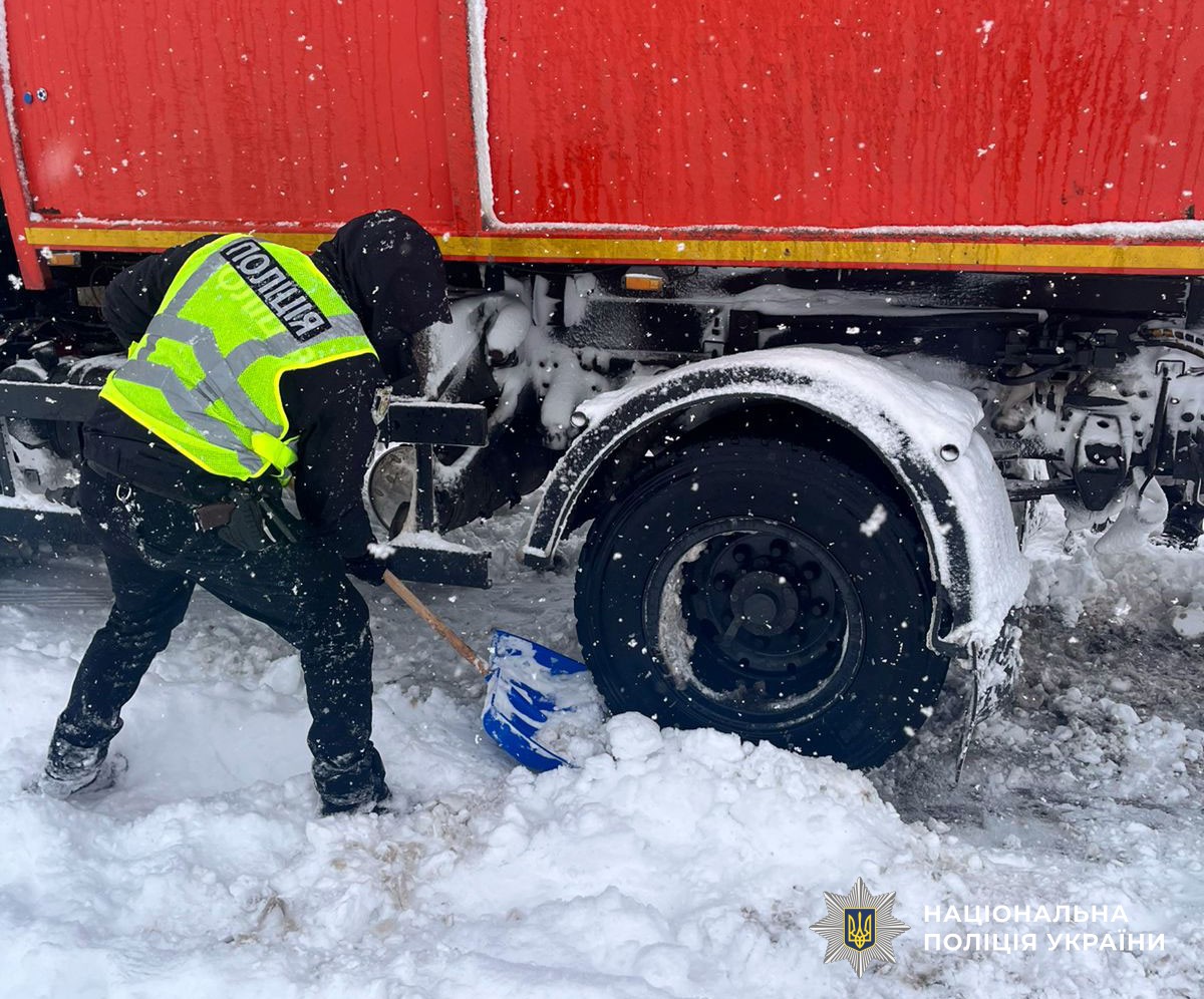 Відкидають сніг з під колес