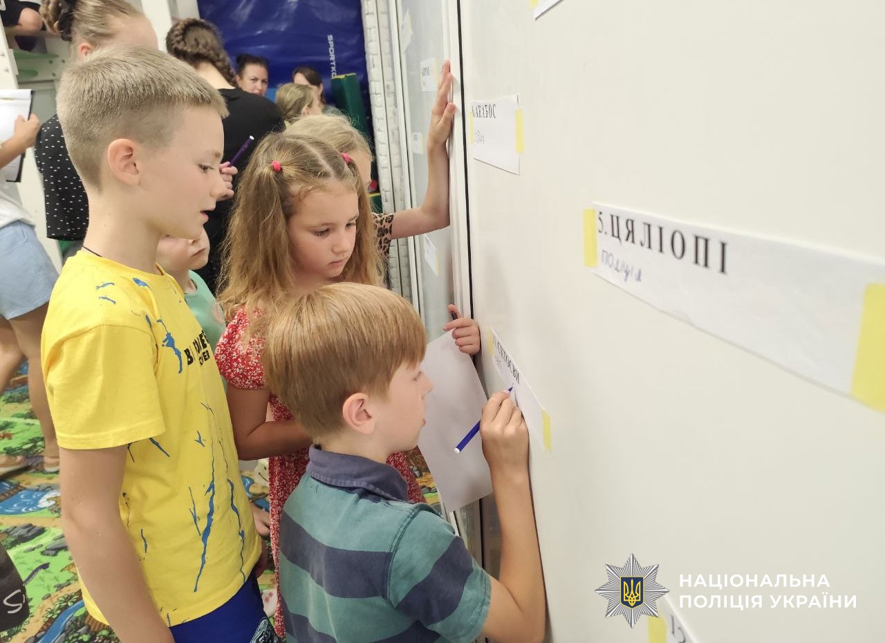 кінологи поліції провели захід для дітей