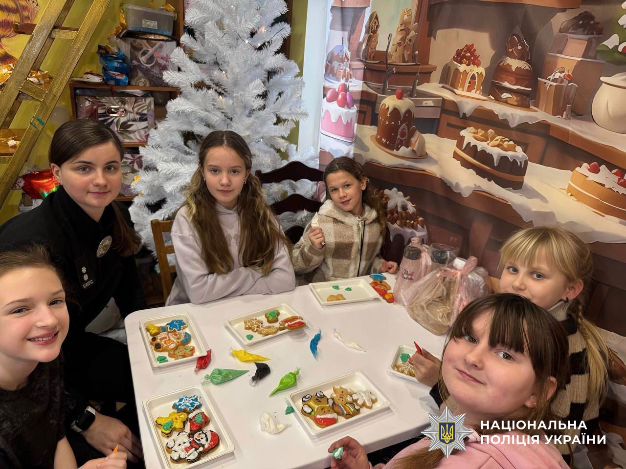 Старша інспекторка Миргородського райвідділу поліції Анна Зубко разом з учнями 5-го класу Сенчанської загальноосвітньої школи провела профілактично-виховний захід «Різдвяний пряник добра». 