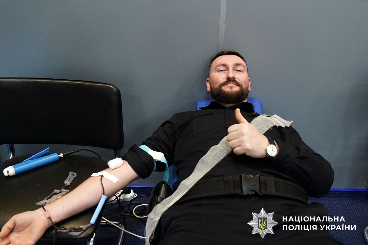 Інспектор здає кров