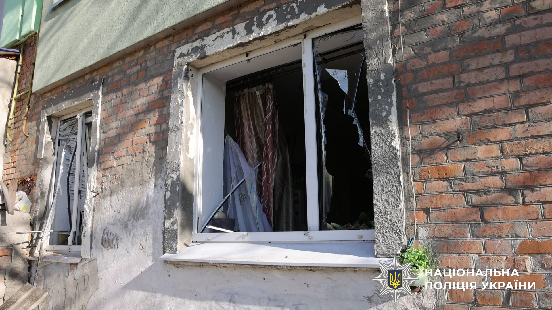 пошкоджене вікно в будинку