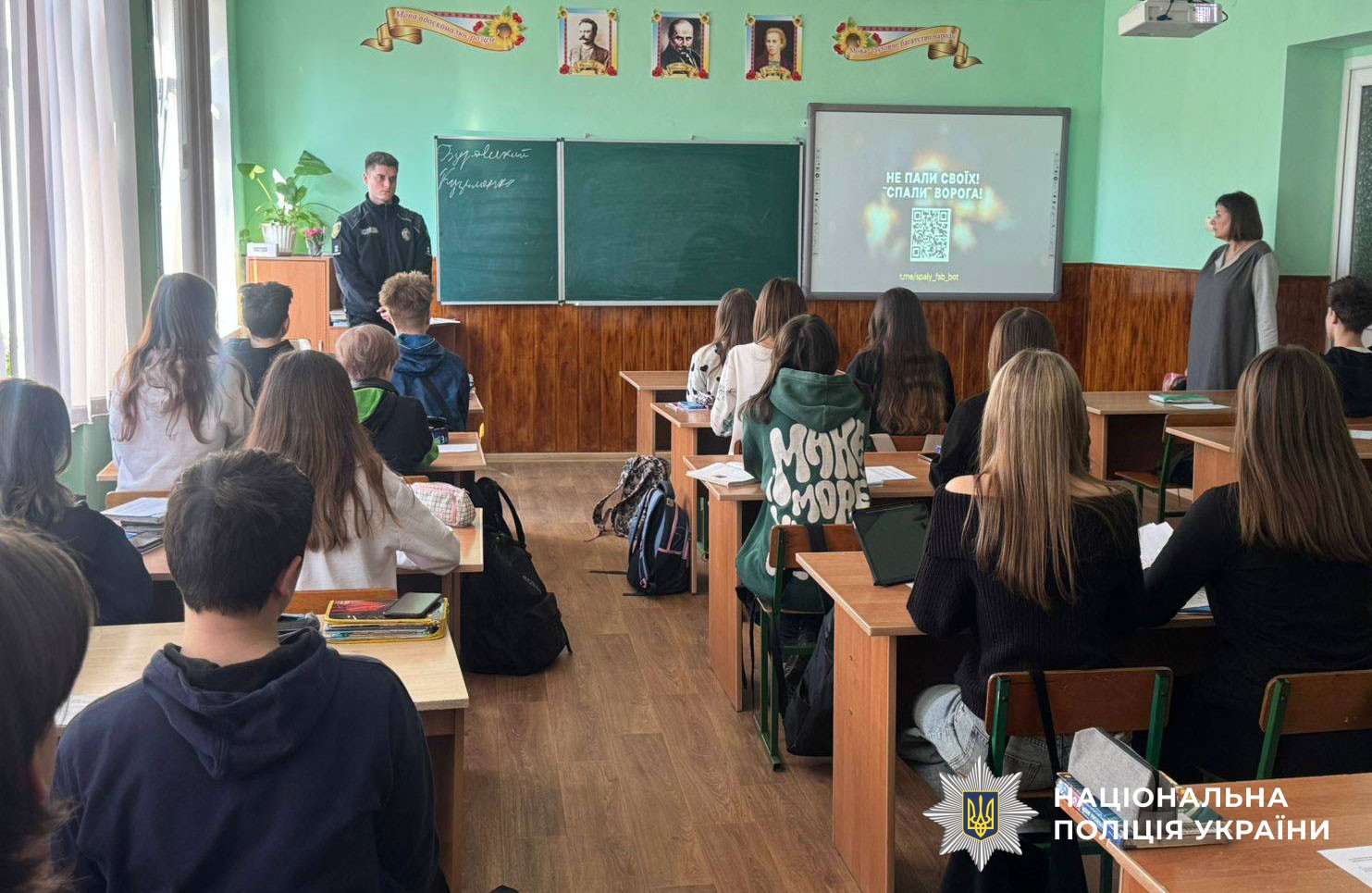 Поліцейський проводить урок для дітей