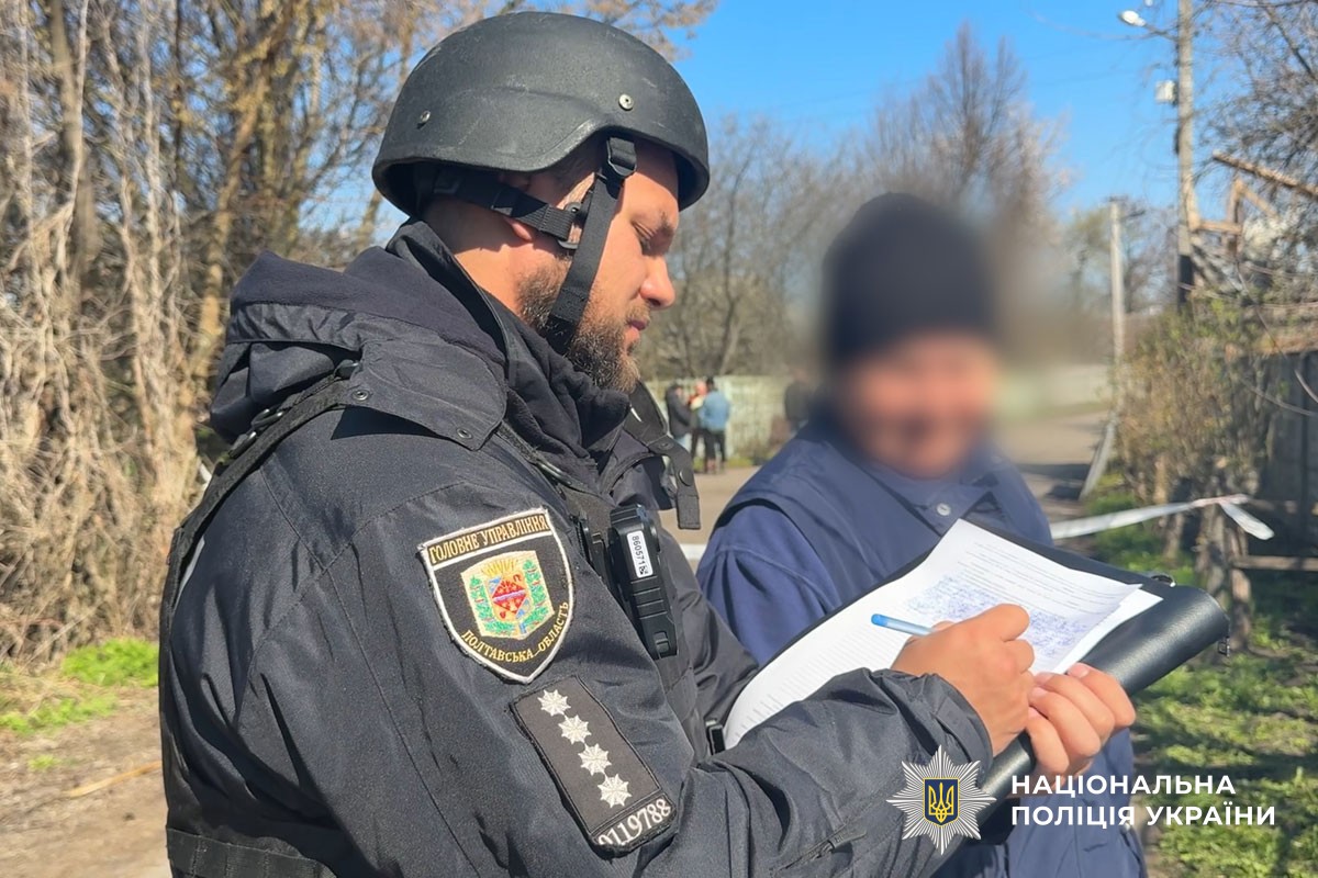 Поліцейький працює на місці події