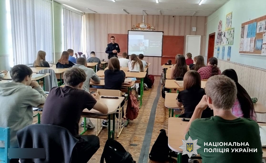 Інспектори сектору «Служба освітньої безпеки» Миргородського райвідділу поліції навчають школярів безпечної поведінки під час навчального процесу