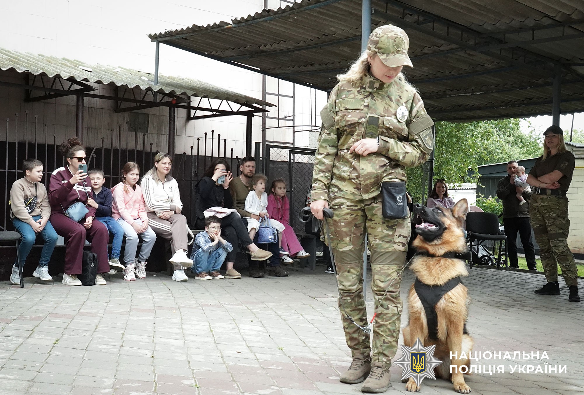 кінологи поліції проводять сеанс каністерапії