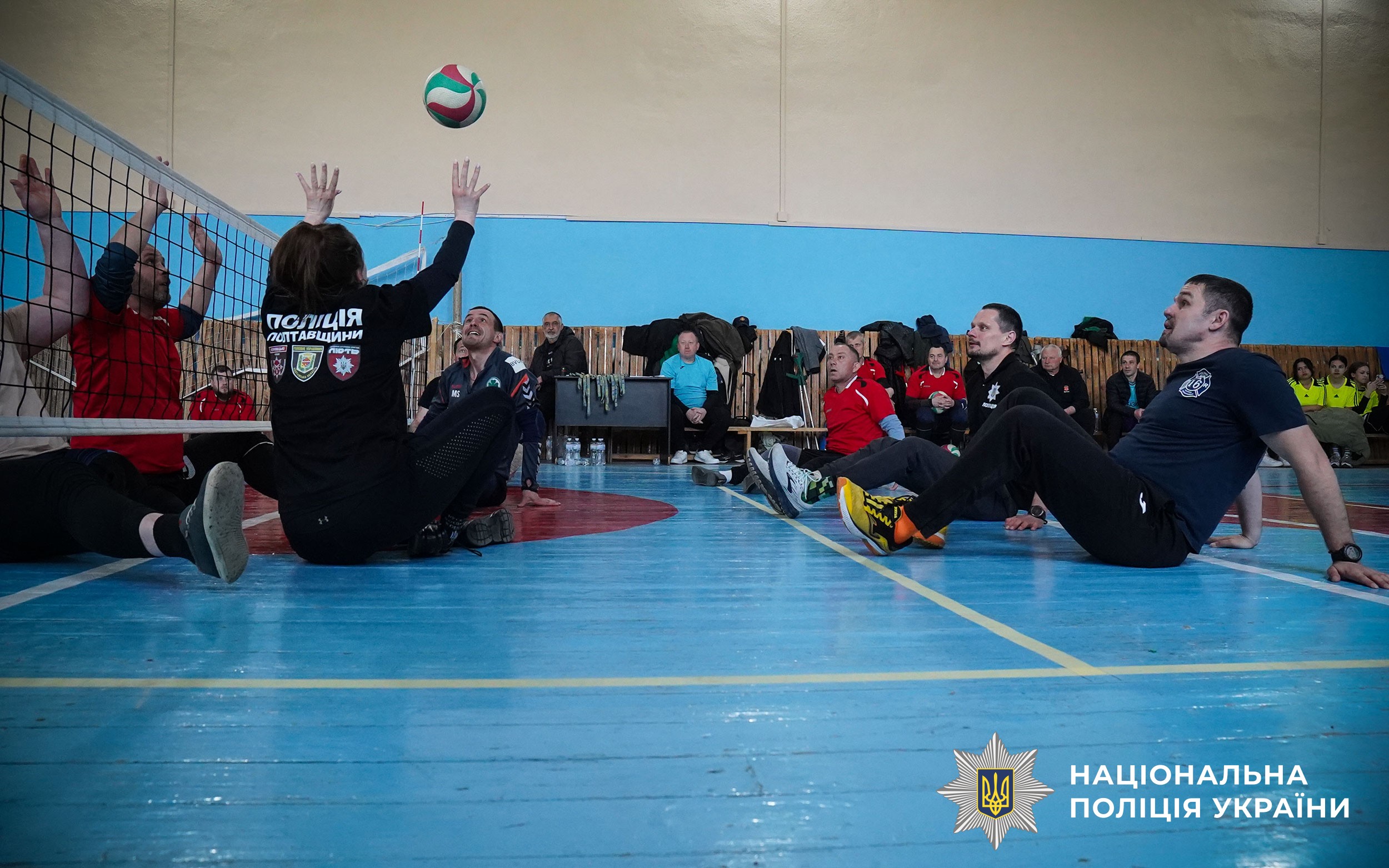 Сила духу в кожній подачі: на Полтавщині поліцейські взяли участь у турнірі з волейболу сидячи серед ветеранів та молоді