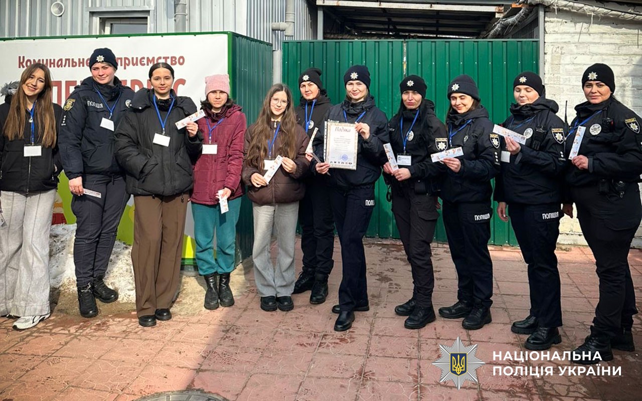 Поліцейські Кременчука разом зі школярами передали допомогу безпритульним тваринам