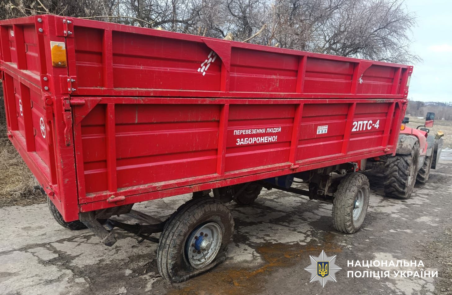 пошкоджений причіп з маніпулятором-навантажувачем