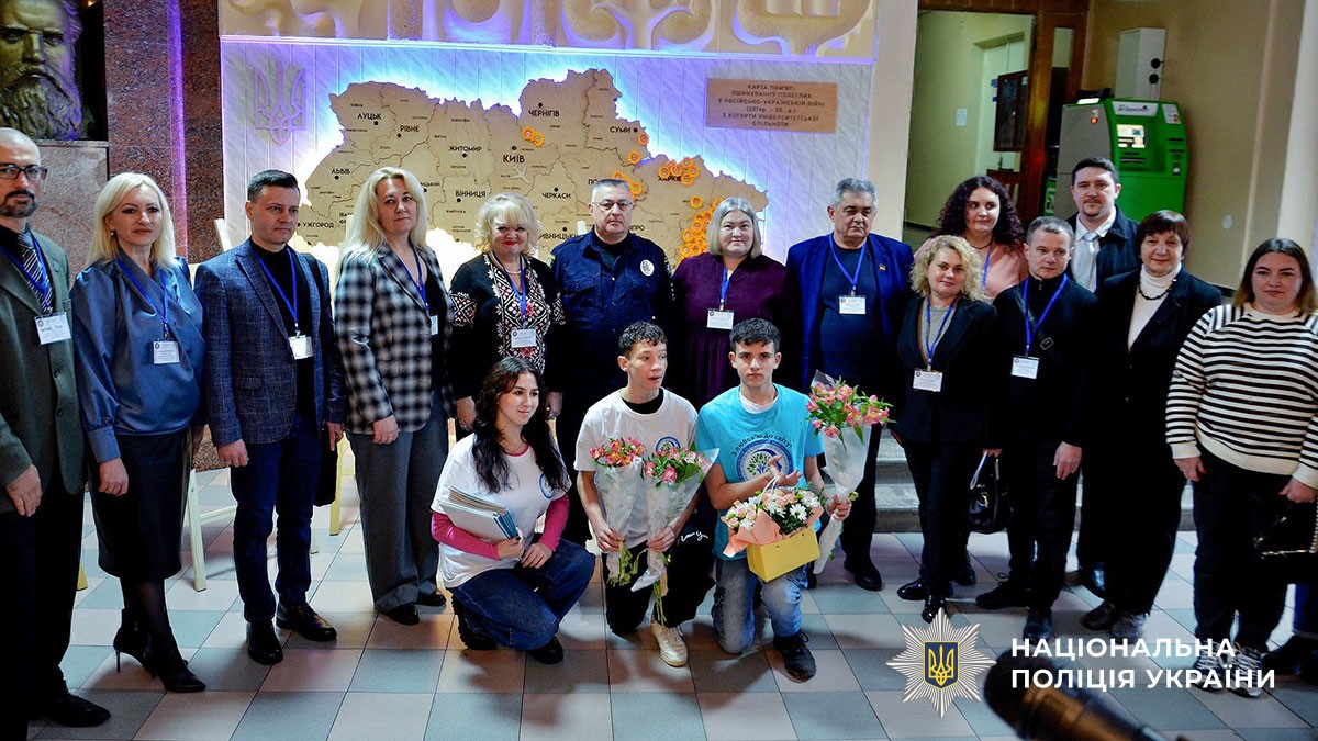 учасники Міжнародного наукового форуму, на якому презентували  фільм "Ментальний фронт психологів поліції Полтавщини" 