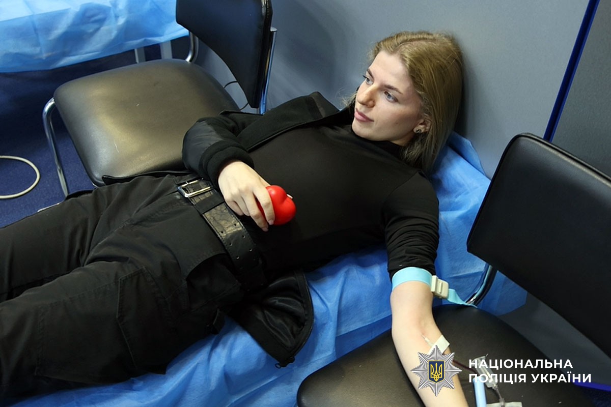 Інспекторка здає кров 