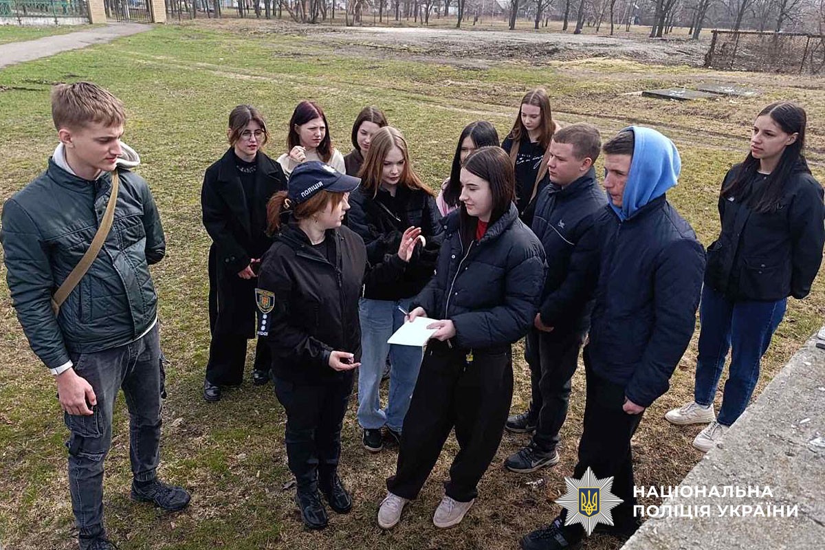 Інспекторка говорить із дітьми 