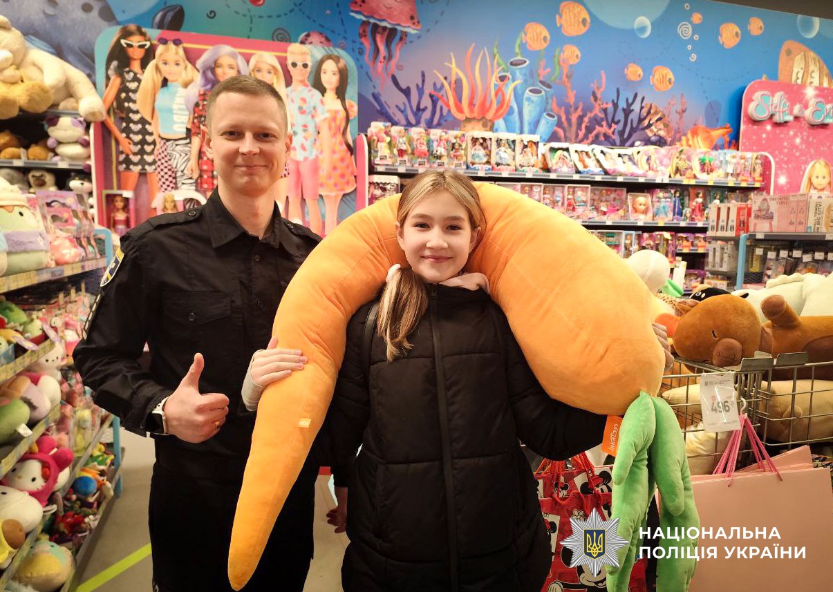 Поліцейські з дітьми обирають подарунок
