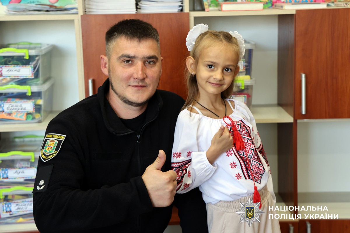 Дівчинка із поліцейським показують клас!