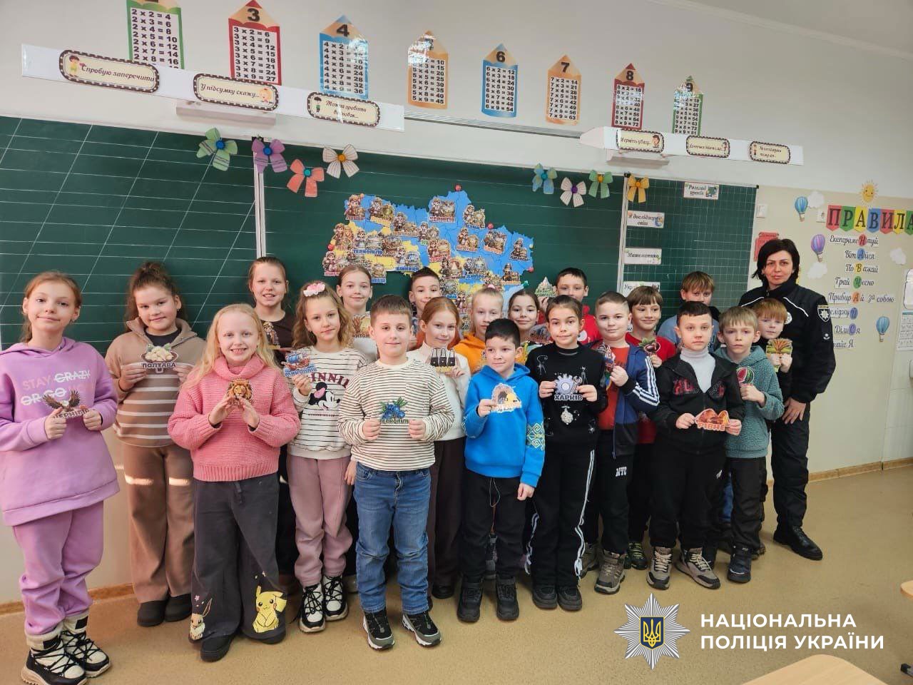 Урок патріотичного виховання проводить поліцейська служби освітньої безпеки