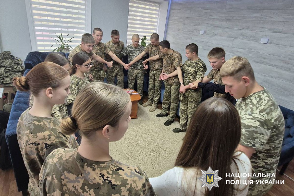 психолог поліції проводить тренінг для ліцеїстів