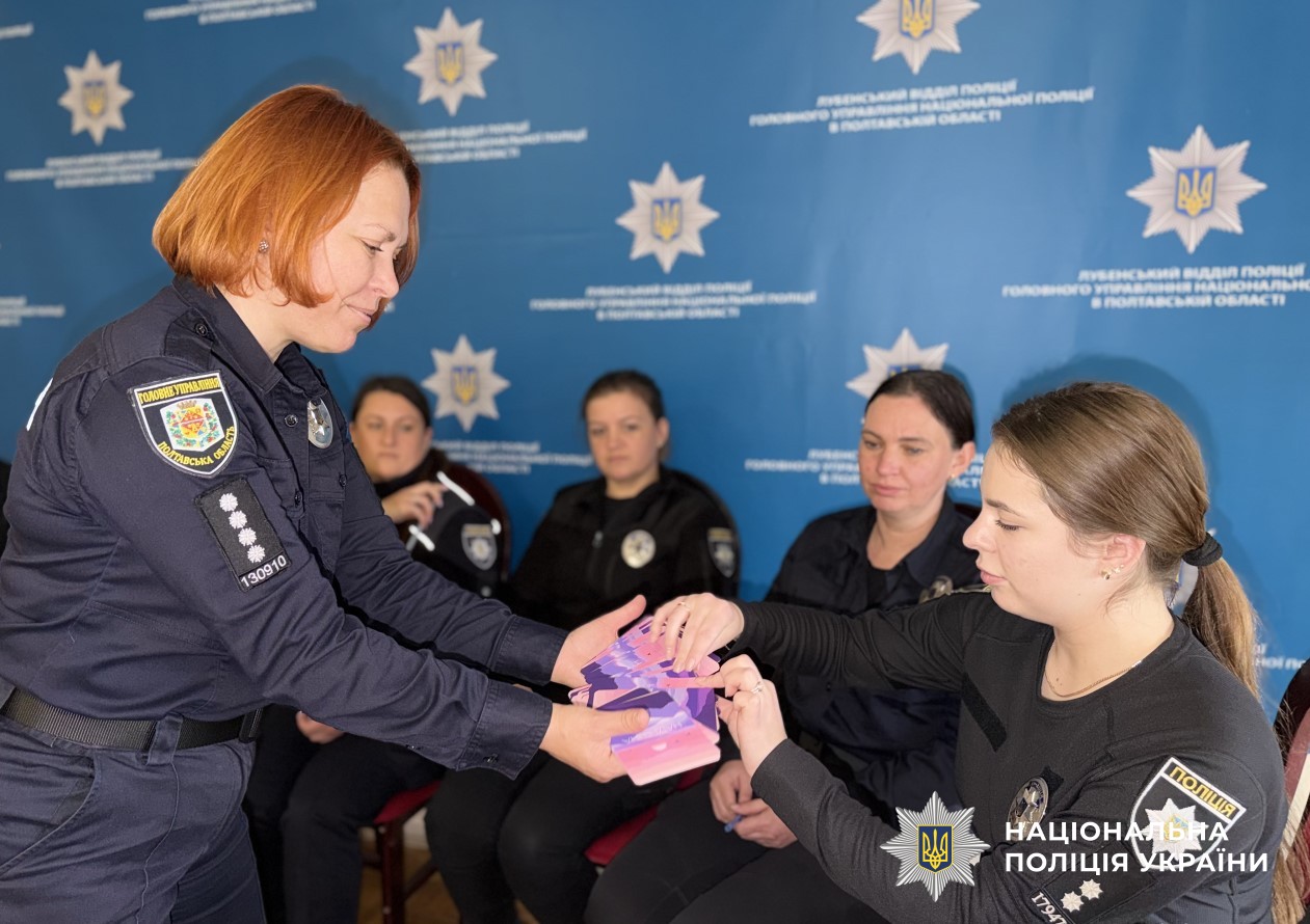 поліцейська проводить тренінг