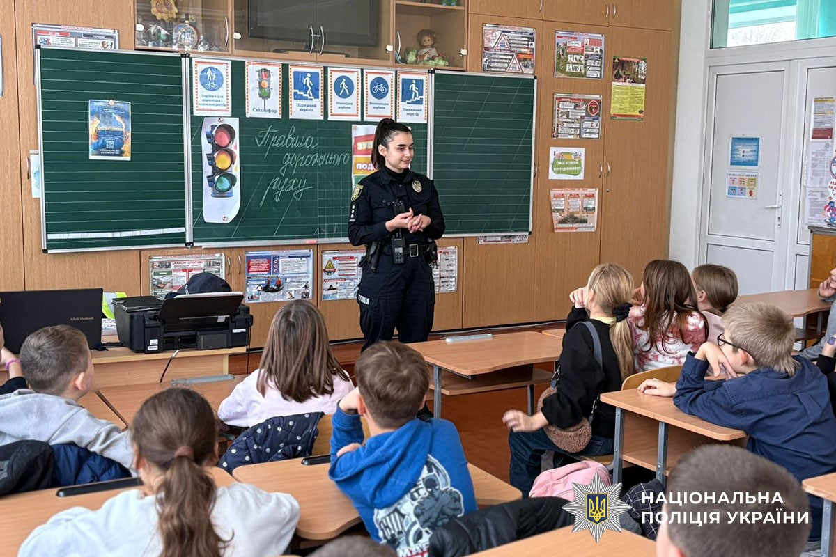 Поліцейська проводить урок з безпеки дорожнього руху для дітей