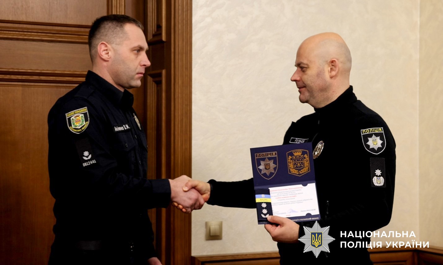 Євген Рогачов тисне руку поліцейському