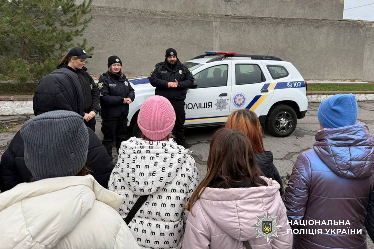 Діти на екскурсії в поліції