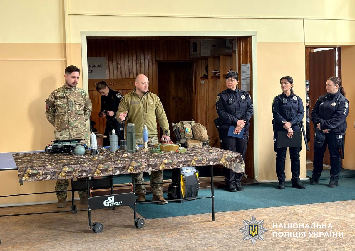 Павло Візир демонструє дітям макети вибухівок