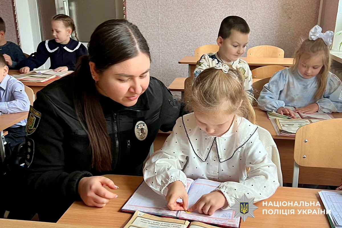 Інспектор поліції спілкується із дівчинкою