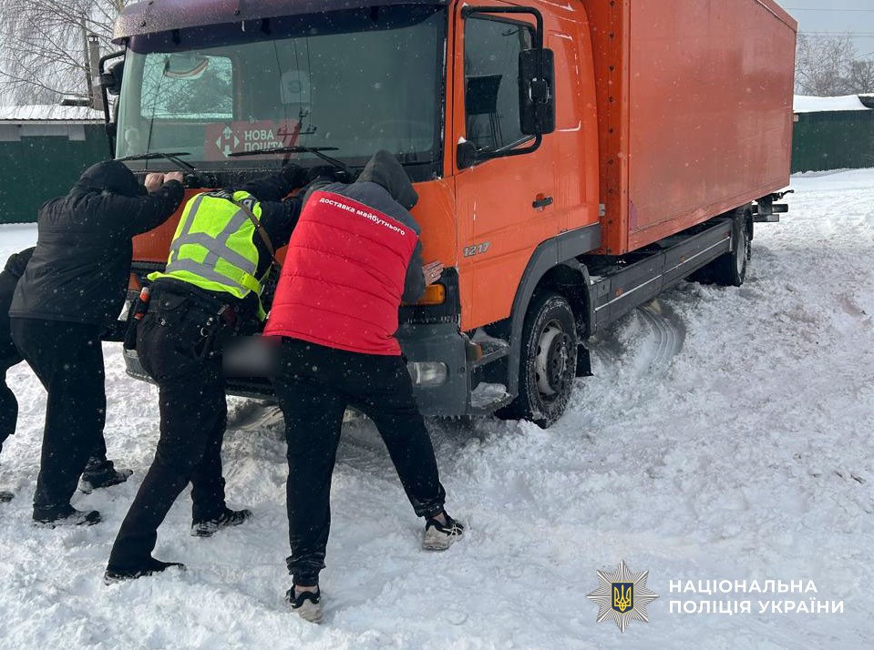 допомогають водієві випихати авто
