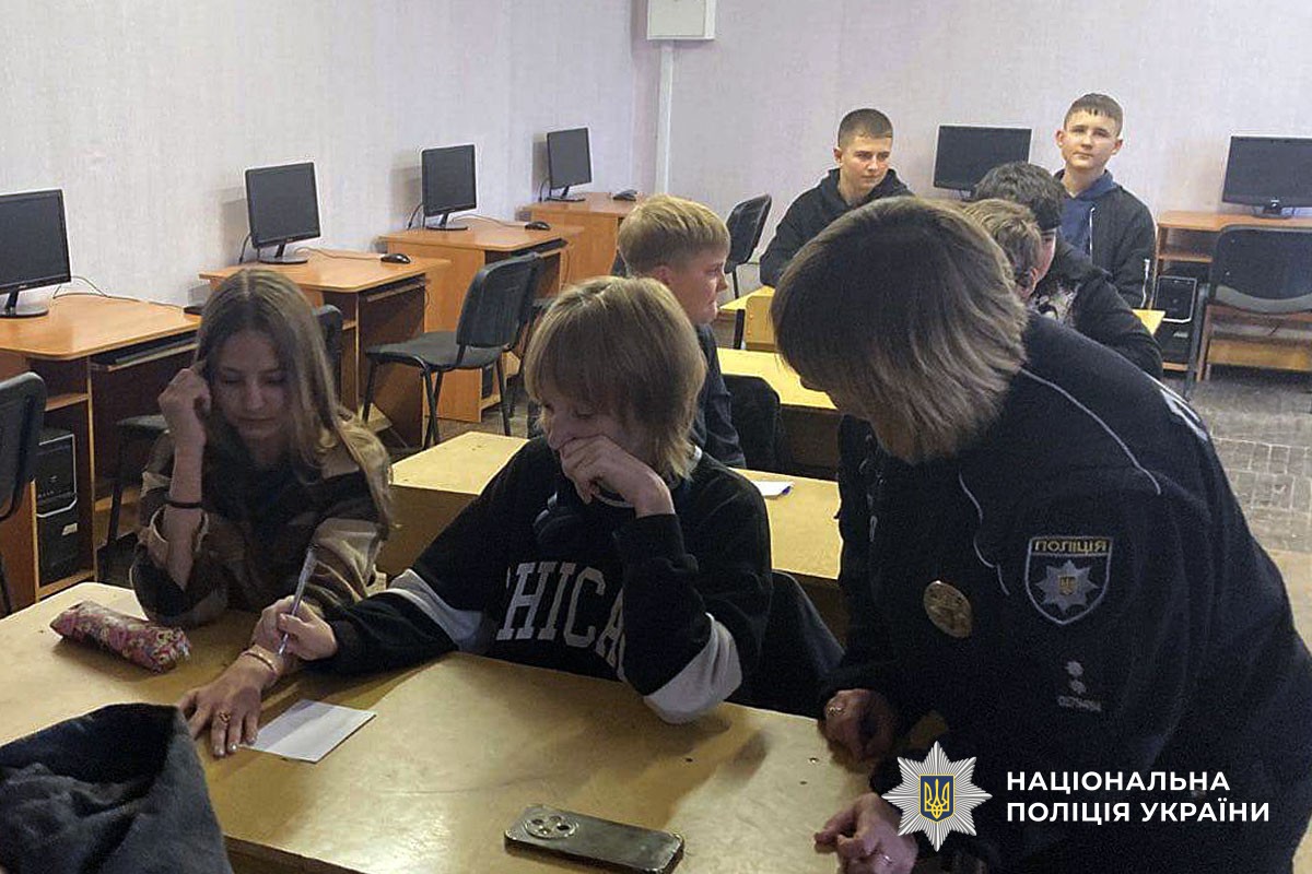 Інспектор поліції спілкується із дітьми