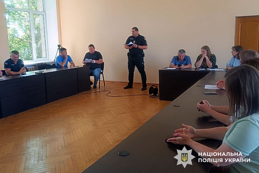 Відкритий діалог із громадами: дільничні офіцери поліції Полтавщини звітують перед населенням про результати своєї роботи