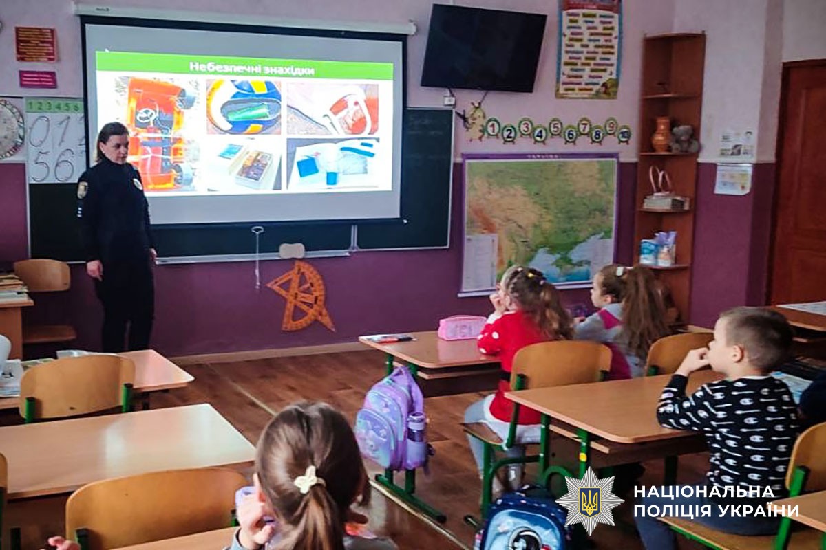 Офіцери освітньої безпеки Полтавщини навчають дітей правил безпечної поведінки на зимових канікулах
