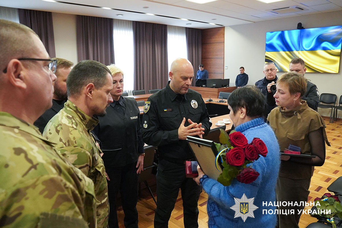 Євген Рогачов спілкується з матерями загиблих поліцейських