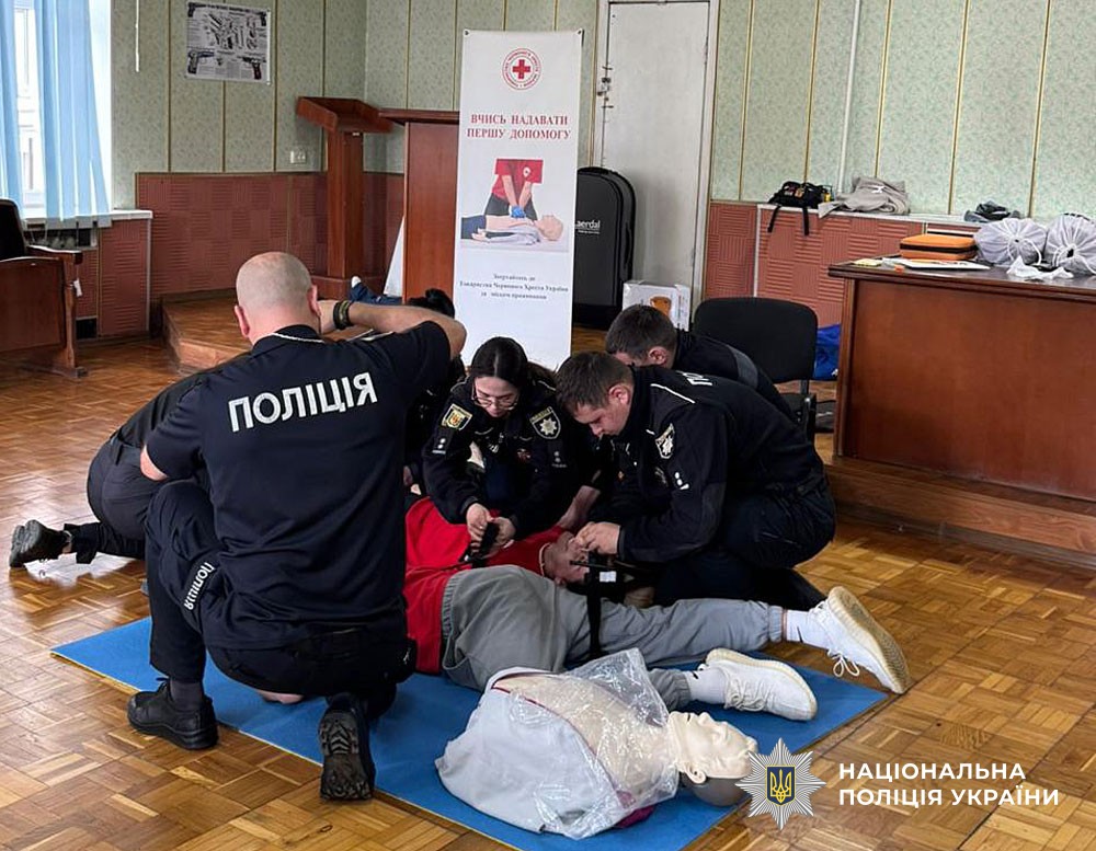Від зупинки кровотечі до серцево-легеневої реанімації: полтавські поліцейські відпрацювали дії у критичних ситуаціях
