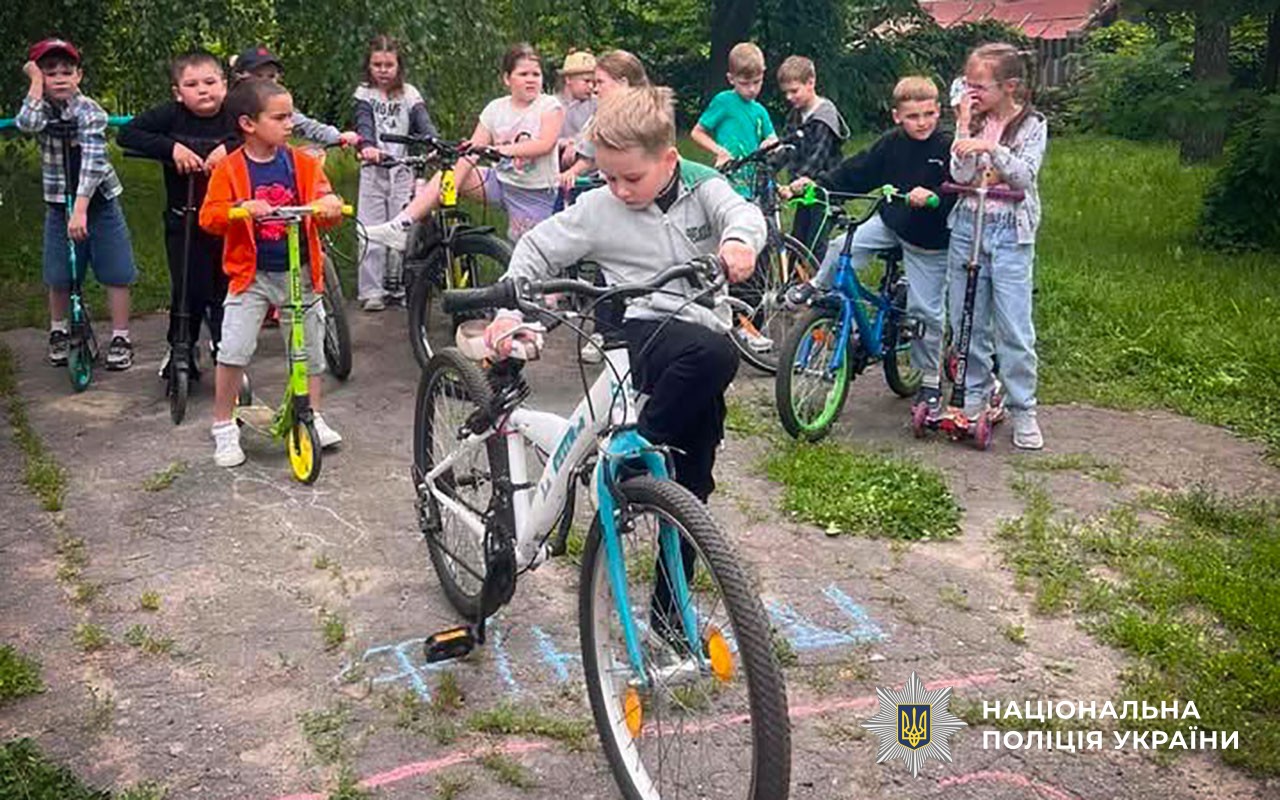 До Всесвітнього дня велосипеда: на Миргородщині поліцейська нагадала дітям правила безпечного руху