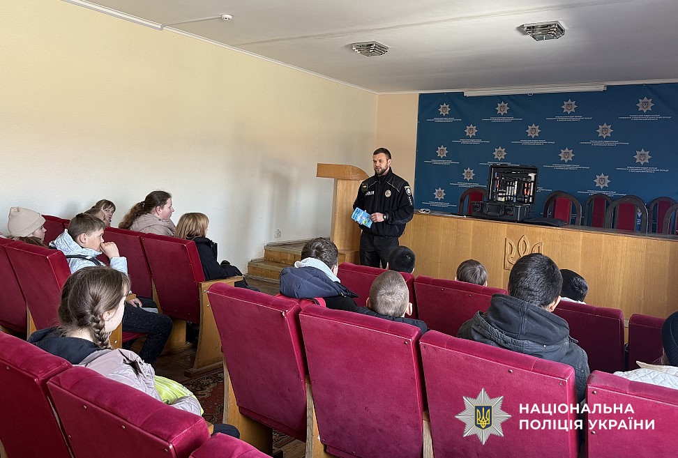 Поліцейські проводять екскурсію в поліцію