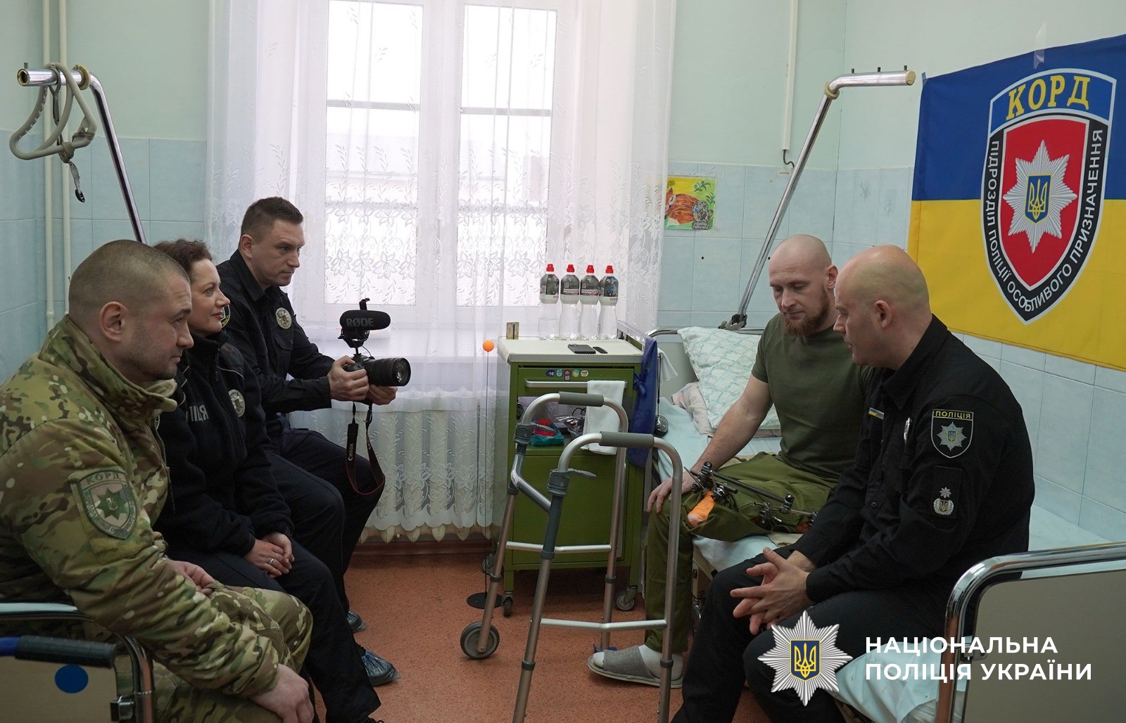 Євген Рогачов вручив погони капітана пораненому бійцю поліції Полтавщини Максиму Камузу