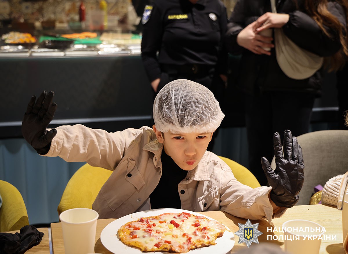 Поліцейські з дітьми готують піцу