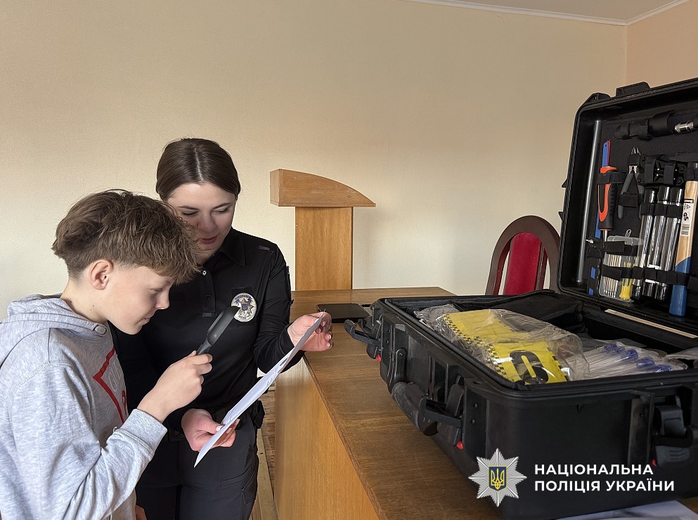 Поліцейські проводять екскурсію в поліцію