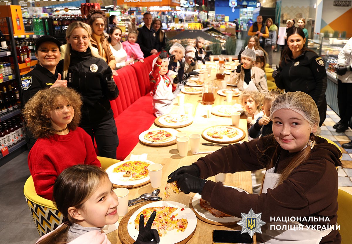 Поліцейські з дітьми готують піцу