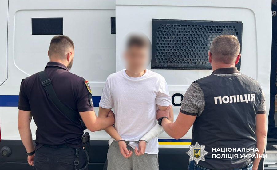 Двоє поліцейських та затриманий підозрюваний 