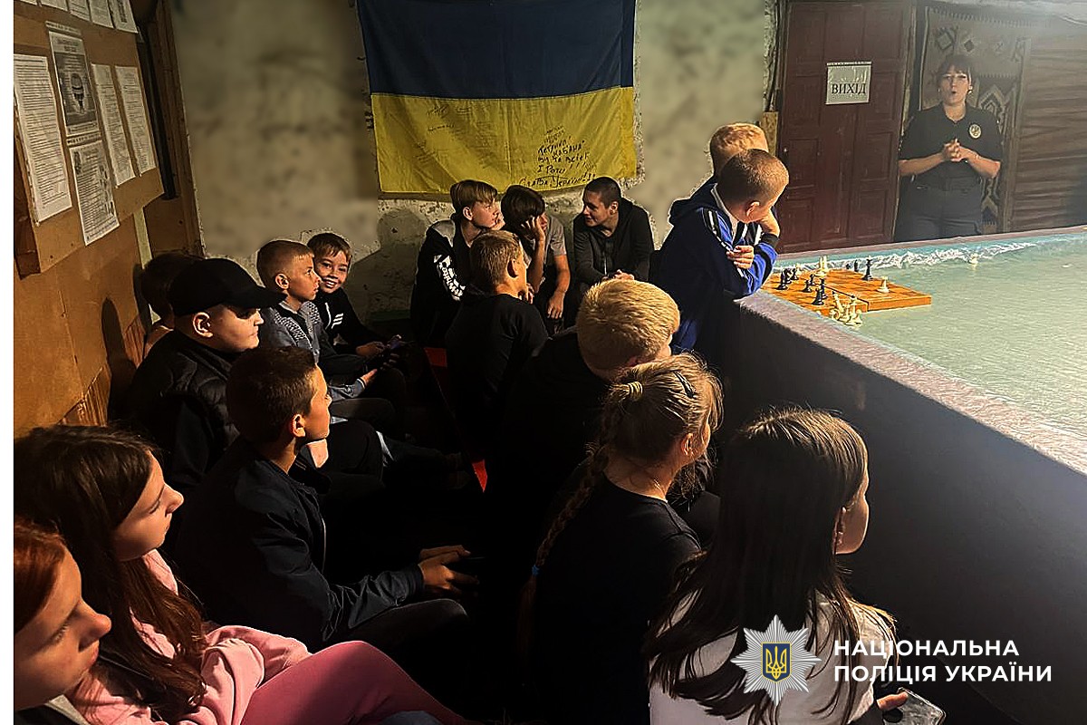 Поліцейська говорить з дітьми