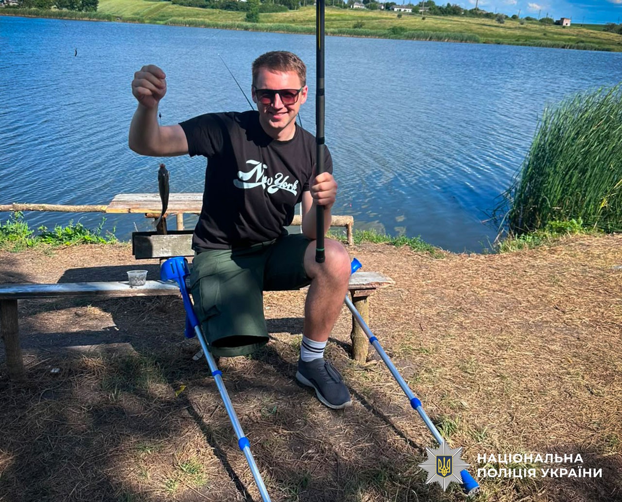 Тиша водойми замість звуків війни: на Полтавщині ветерани відновлювалися під час риболовлі